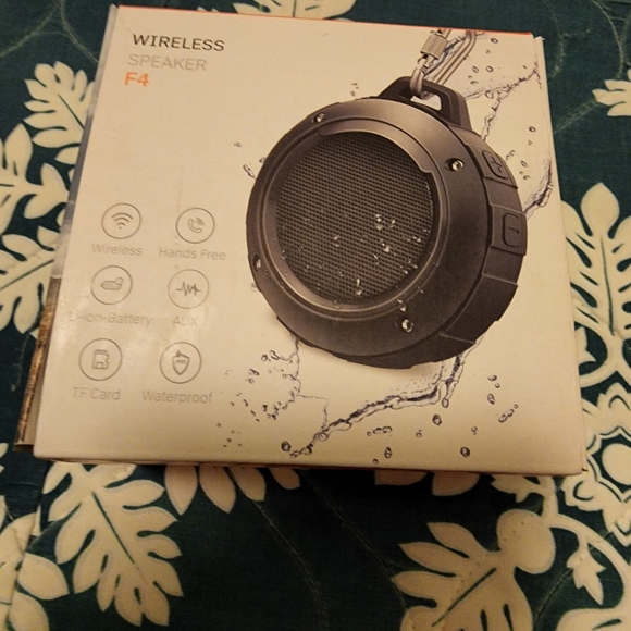 Verizon wireless waterproof speaker - Picture 1 of 3